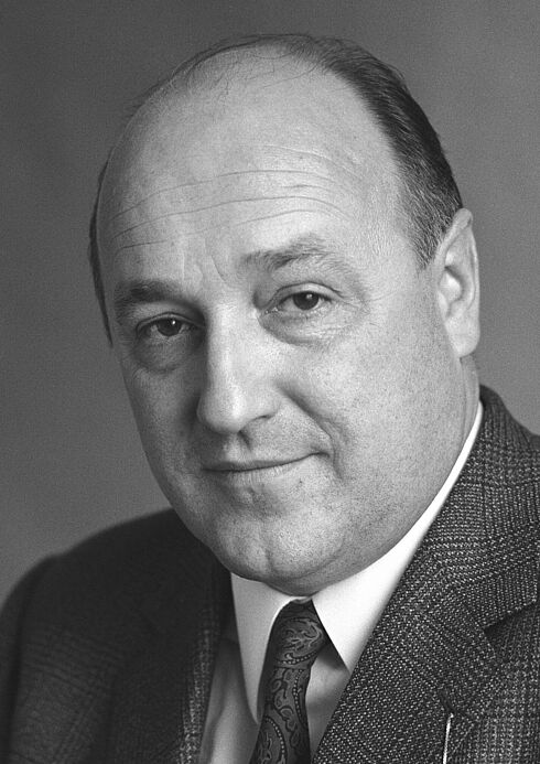 Schwarz-Weiß-Porträtaufnahme mit Herbert Ehrenberg, bekleidet mit einem dunklen gemusterten Anzug, einem weißen Hemd und dunkler Krawatte