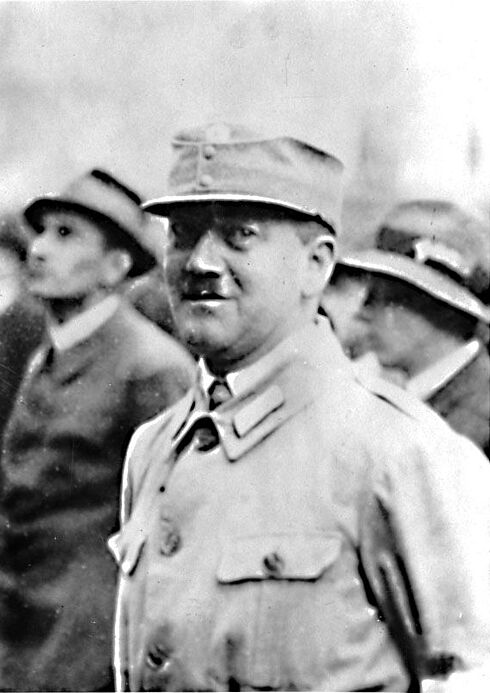 Schwarz-Weiß-Porträtaufnahme von Waldemar Pabst in Uniform, der in die Kamera schaut und lächelt.