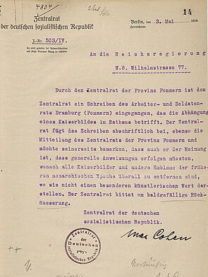 Auf einer Schreibmaschine verfasstes Dokument mit handschriftlichen Anmerkungen