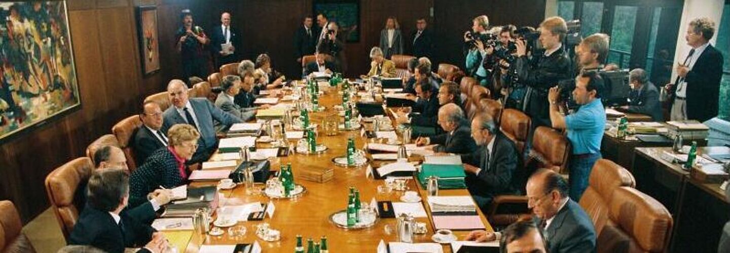 Kabinettssitzung unter der Leitung von Bundeskanzler Helmut Kohl im Bundeskanzleramt. V.r. Klaus Töpfer (Umwelt, Naturschutz und Reaktorsicherheit), Friedrich Zimmermann (Verkehr), Hans Engelhard (Justiz) und Norbert Blüm (Arbeit und Sozialordnung). Ab 4. v.r. Dorothee Wilms (Innerdeutsche Beziehungen), Hans-Dietrich Genscher (Auswärtiges), Bundeskanzler Helmut Kohl und Rudolf Seiters (Chef des Bundeskanzleramtes). Datum: 10. Mai 1989