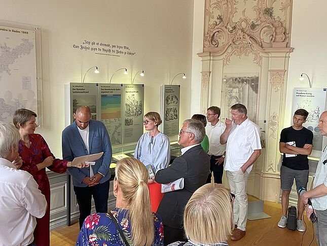 Bild mit Besuchergruppe und Minister Bayaz