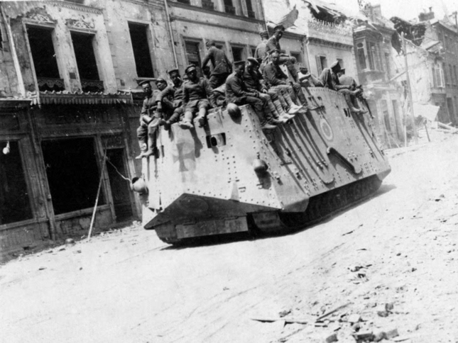 Deutsche Soldaten auf einem Sturmpanzerwagen A 7 V in Roye an der Somme, 1918