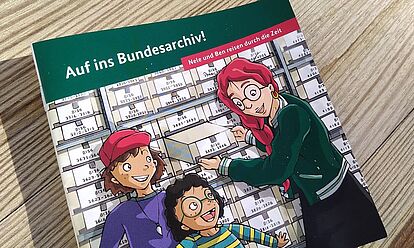 Nahaufnahmen einer Ausgabe des Kinderhefts „Auf ins Bundesarchiv! – Nele und Ben reisen durch die Zeit“