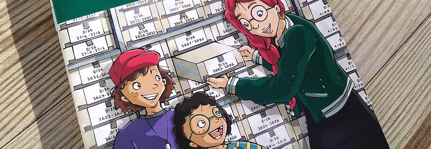 Nahaufnahmen einer Ausgabe des Kinderhefts „Auf ins Bundesarchiv! – Nele und Ben reisen durch die Zeit“