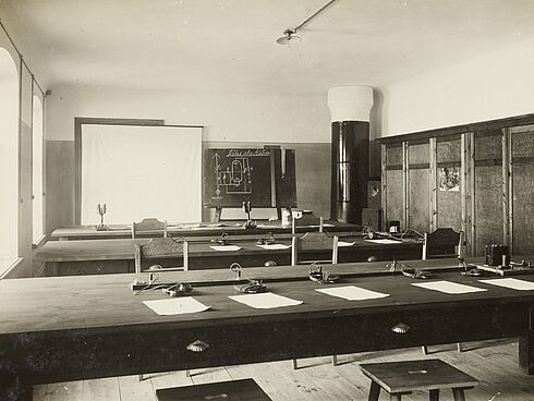 Unterrichtsraum. An der Tafel Zeichnung unter Überschrift "Röhre als Audion"