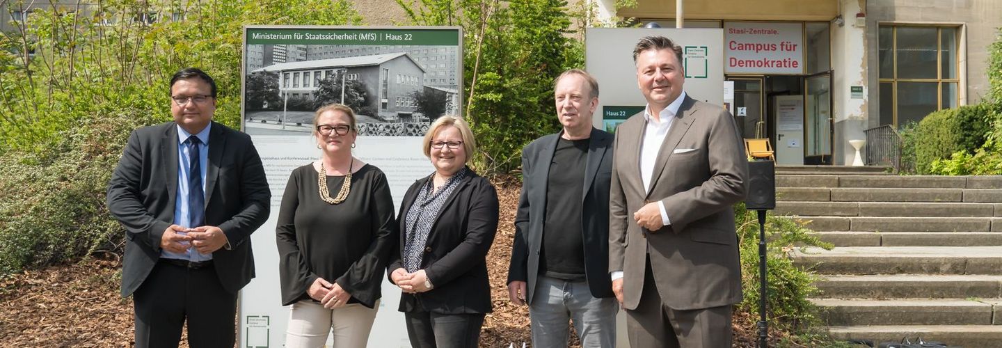 Einweihung des neuen Informations- und Leitsystems. Von links nach rechts: Michael Grunst, Katrin Budde, Alexandra Titze, Tom Sello und Andreas Geisel