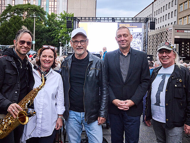 Gäste bei der Vorführung von „Die Akte Lindenberg - Udo und die DDR“; von links nach rechts: Noah Fischer (Saxophonist), Antje Bernhardt (Moderatorin des Abends), Reinhold Beckmann (Journalist), Jens Schöne (Stellv. Berliner Aufbearbeitungsbeauftra Gäste bei der Vorführung von „Die Akte Lindenberg - Udo und die DDR“; von links nach rechts: Noah Fischer (Saxophonist), Antje Bernhardt (Moderatorin des Abends), Reinhold Beckmann (Journalist), Jens Schöne (Stellv. Berliner Aufbearbeitungsbeauftragter), Uwe Silberbach (Zeitzeuge)