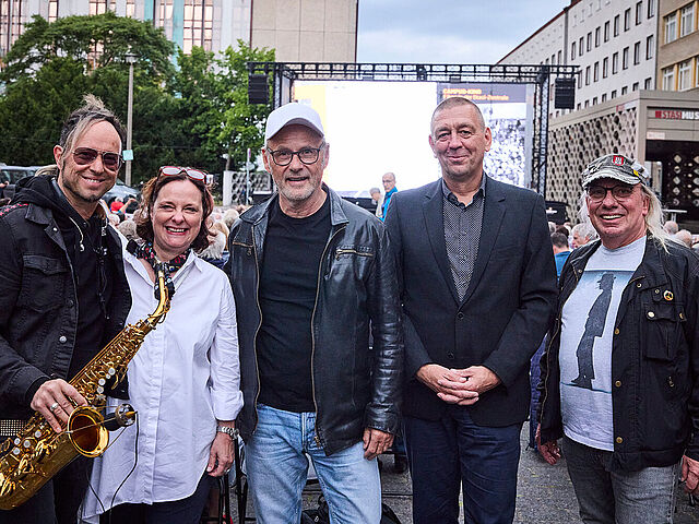 Gäste bei der Vorführung von „Die Akte Lindenberg - Udo und die DDR“; von links nach rechts: Noah Fischer (Saxophonist), Antje Bernhardt (Moderatorin des Abends), Reinhold Beckmann (Journalist), Jens Schöne (Stellv. Berliner Aufbearbeitungsbeauftra Gäste bei der Vorführung von „Die Akte Lindenberg - Udo und die DDR“; von links nach rechts: Noah Fischer (Saxophonist), Antje Bernhardt (Moderatorin des Abends), Reinhold Beckmann (Journalist), Jens Schöne (Stellv. Berliner Aufbearbeitungsbeauftragter), Uwe Silberbach (Zeitzeuge)