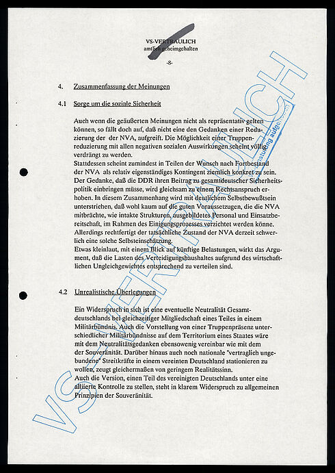 Maschinengeschriebenes Dokument mit den Hinweisen „VS-Vertraulich“ und „VS-Einstufung aufgehoben“