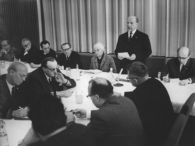 Walter Ulbricht (als einziger stehend) begrüßt die Anwesenden. Im Präsidium (v.r.n.l.) haben Platz genommen: Alexander Abusch, Walter Ulbricht, Anna Seghers, Erich Honecker, Dieter Noll, Karl Kayser und Horst Sindermann.