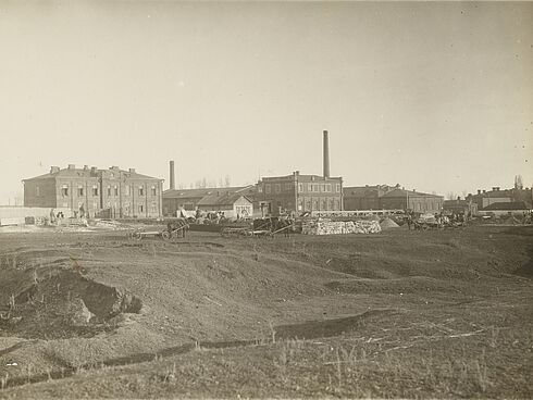 Wohnungen, Werft, Lagerräume. Im Vordergrund Erdarbeiten / Fundamentarbeiten für neues Baracken-Lager