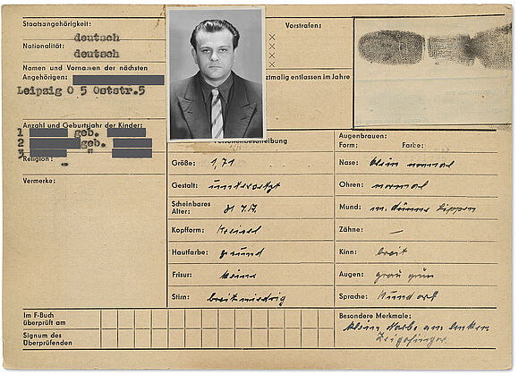 Rückseite der Karteikarte zu Erich Loest aus der „Gefangenenkartei“ mit Passfoto, Fingerabdruck und Informationen zum Aussehen