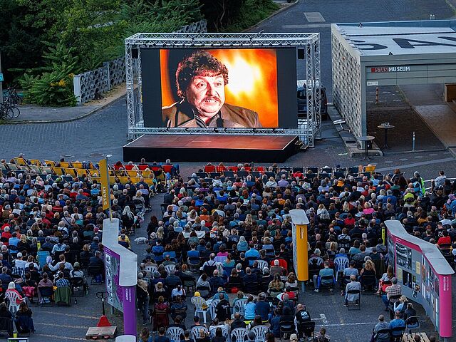 Blick auf die Leinwand während der Filmvorführung von "Soundtrack OST"