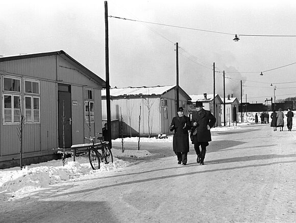 Menschen vor den Barracken im Flüchtlingslager Uelzen