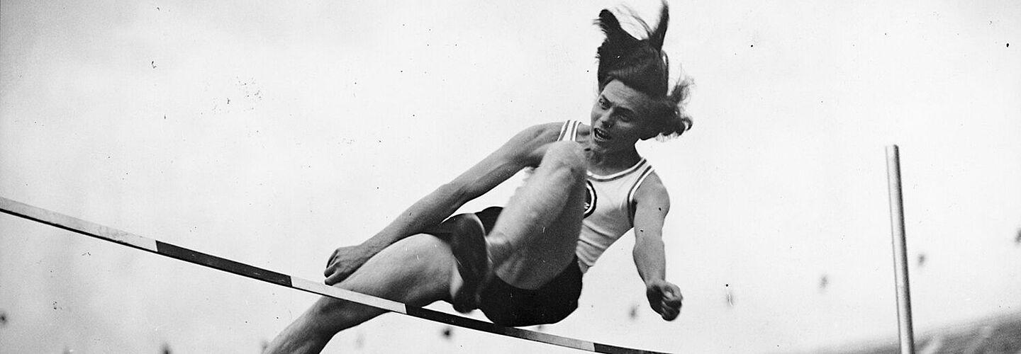 Dora Ratjen beim Hochsprung