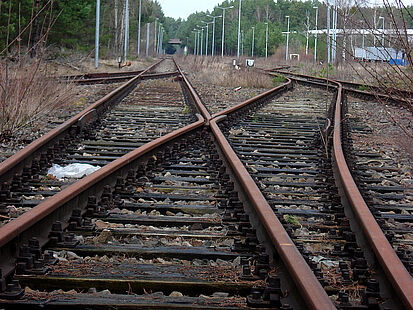 Das Bild zeigt einige verrostete Schienenreste.