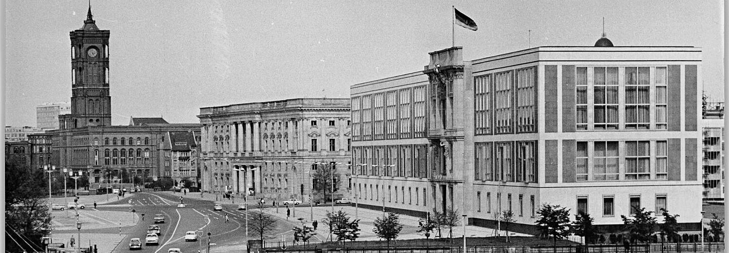 Berlin-Stadtmitte (Mai 1965): Im Vordergrund rechts der Amtssitz des Staatsrates der DDR, dahinter der Marstall und im Hintergrund das Berliner Rathaus.