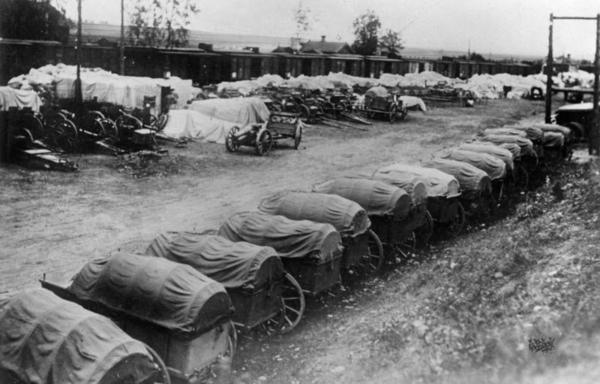 Wagen mit Kriegspost auf dem Bahnhof Landwarowo bei Wilna, 1915