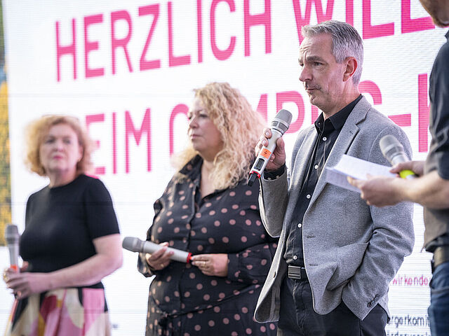 Das Foto zeigt die Moderatorinnen und Moderatoren während der Eröffnung des Campus-Kino 2025.