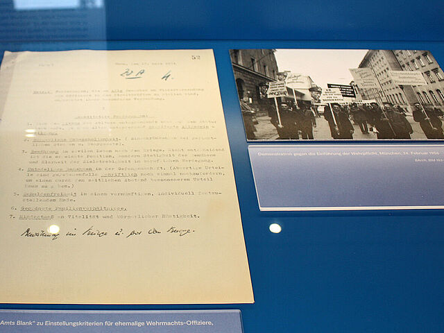 Dokument (Faksimile) in einer blauen Virine