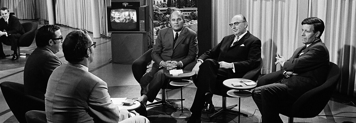 Interview von ARD und ZDF mit Helmut Schmidt, Wolfgang Mischnick und Rainer Barzel zur Bundestagswahl 1969 Schwarz-Weiß-Aufnahme von Helmut Schmidt, Rainer Barzel und Wolfgang Mischnick bei einem TV-Interview
