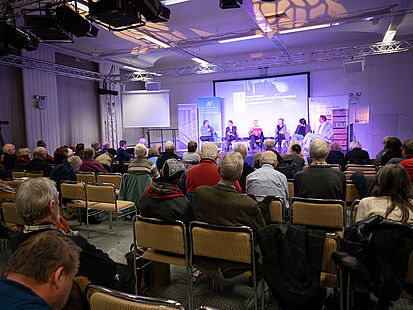 Podiumsdiskussion am 15. Januar 2025 Der Blick auf die Bühne der Podiumsdiskussion.