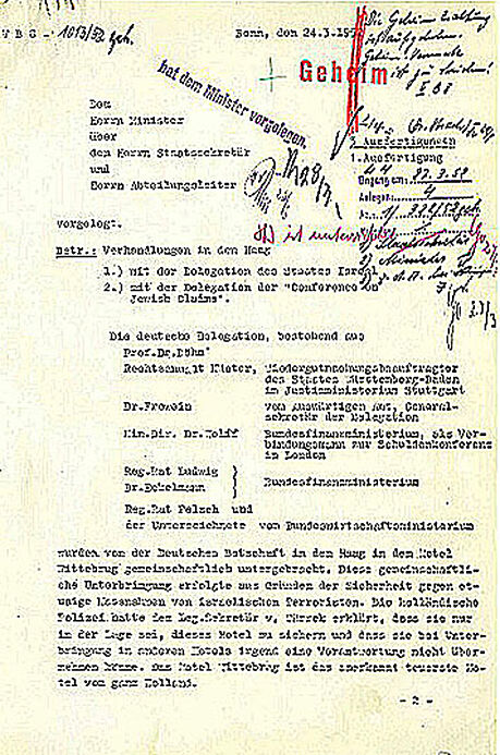 Bericht in Maschinenschrift mit zahlreichen Stempeln, behördlichen Daten und handschriftlichen Vermerken, Kürzeln und Unterschriften