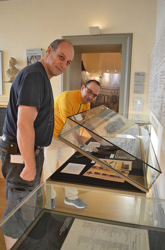 Dr. Andrej Bartuschka und Herr Alexander Danner bestücken die neue Ausstellungsvitrine