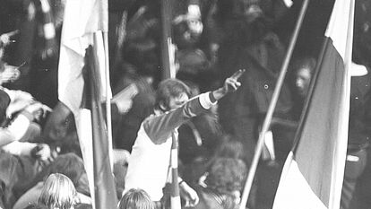 Das herausstechende Anfeuern seiner Mannschaft rückt den Fan des 1. FC Union Berlin in den Fokus des Fotografen der Volkspolizei. Ost-Berlin, Stadion der Weltjugend: 1. FC Union Berlin – BFC Dynamo 1978