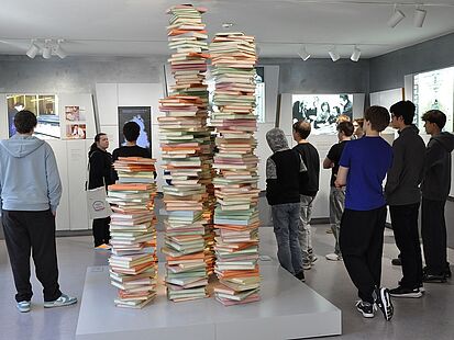 Girls‘ und Boys‘ Day 2026 im Bundesarchiv Mehrere Jungen in der Ausstellung "Einblick ins Geheime" des Stasi-Unterlagen-Archivs