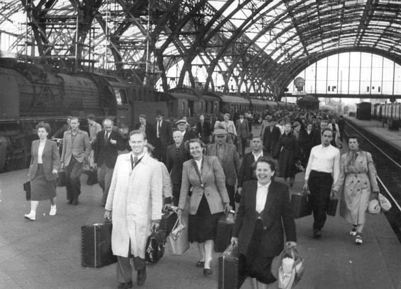 Die Teilnehmer des Deutschen Evangelischen Kirchentages treffen mit Sonderzügen auf dem Leipziger Hauptbahnhof ein, 7. Juli 1954
