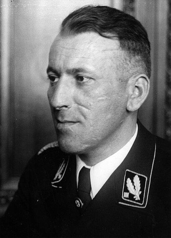 Schwarz-Weiß-Porträtfoto von Ernst Kaltenbrunner in Uniform