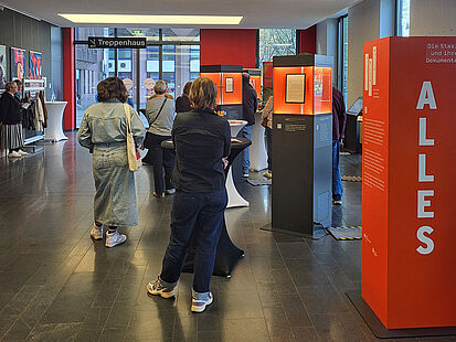 Gäste in der Ausstellung am Eröffnungstag