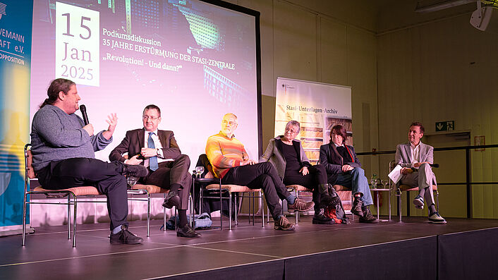 Die Diskutanten der Podiumsdiskussion ‚35 Jahre Erstürmung der Stasi-Zentrale‘: Dr. Daniel Kubiak, David Gill, Martin Montag, Ulrike Poppe, Christian Booß und Moderator Marco Seiffert.
