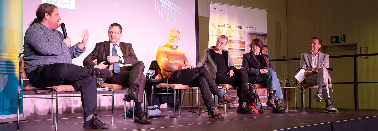 Die Diskutanten der Podiumsdiskussion ‚35 Jahre Erstürmung der Stasi-Zentrale‘: Dr. Daniel Kubiak, David Gill, Martin Montag, Ulrike Poppe, Christian Booß und Moderator Marco Seiffert.