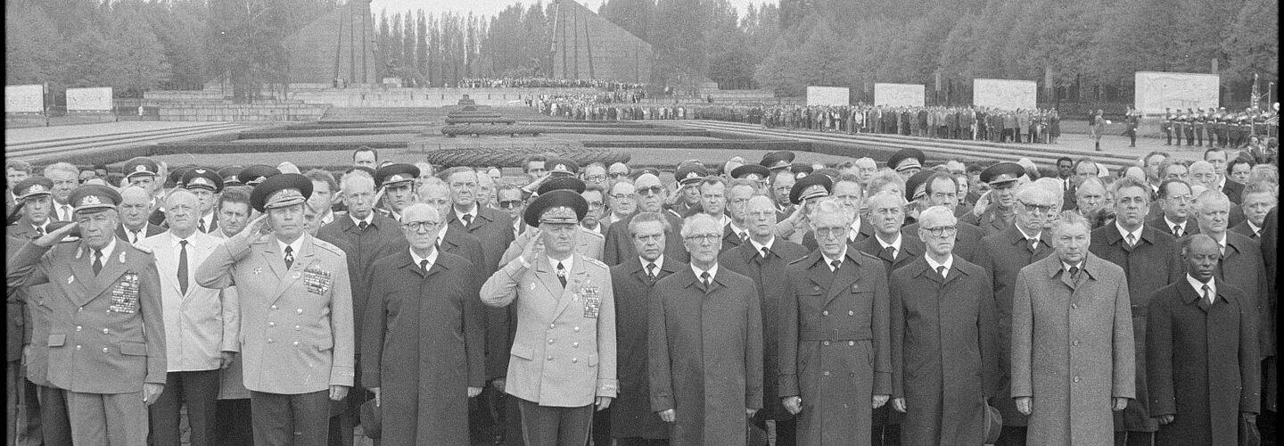 Kranzniederlegung am Sowjetischen Ehrenmal in Berlin-Treptow