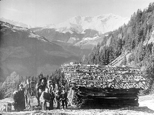  Drehpause neben einer Almhütte während der Meraner Aufnahmen zu "Tirol in Waffen", von Carl Froelich, dahinter Rudolf Biebrach als Andreas Hofer