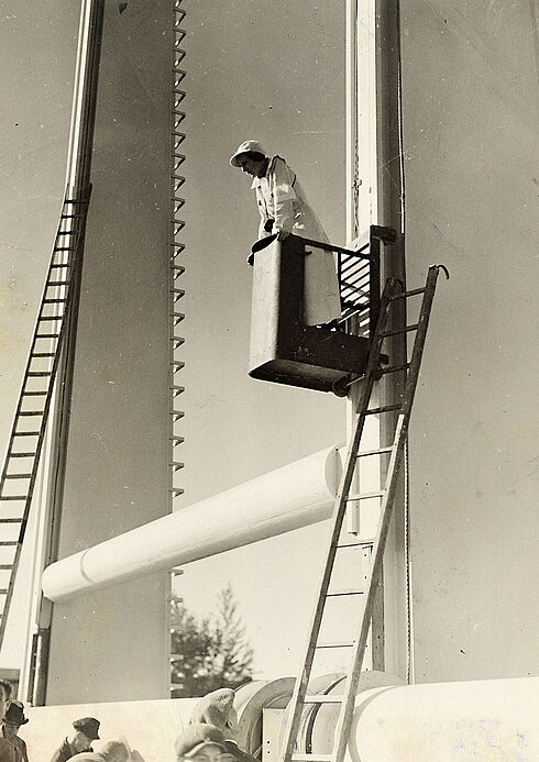 Leni Riefenstahl mit Kamera auf einem Beobachtungsstand am Fahnenturm auf dem Luitpoldhain 