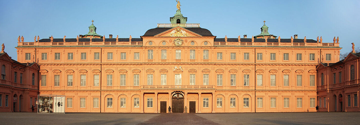 Bild der Außenansicht des Hauptflügels des Rastatter Schlosses, Ort der Erinnerungsstätte des Bundesarchivs