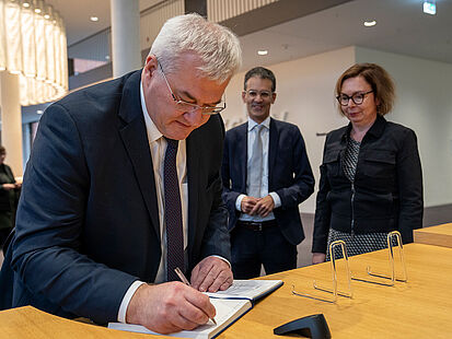 Besuch des ukrainischen Außenministers Andrii Sybiha im Bundesarchiv in Berlin-Lichterfelde Besuch des ukrainischen Außenministers Andrii Sybiha im Bundesarchiv in Berlin-Lichterfelde