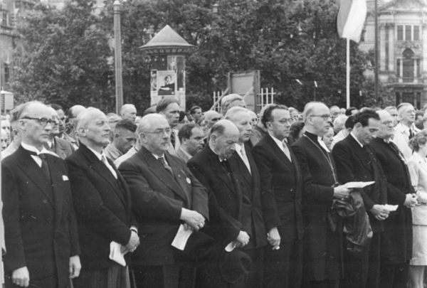 Vertreter der DDR und Kirchenvertreter aus Ost und West bei der Eröffnungsfeier auf dem Wilhelm-Leuschner-Platz in Leipzig, 7. Juli 1954