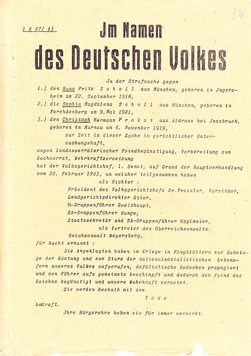 Auszug aus dem Urteil des Volksgerichtshofes in der Strafsache gegen Hans Scholl, Sophia Scholl und Christoph Probst vom 22. Februar 1943 (Seite 1)