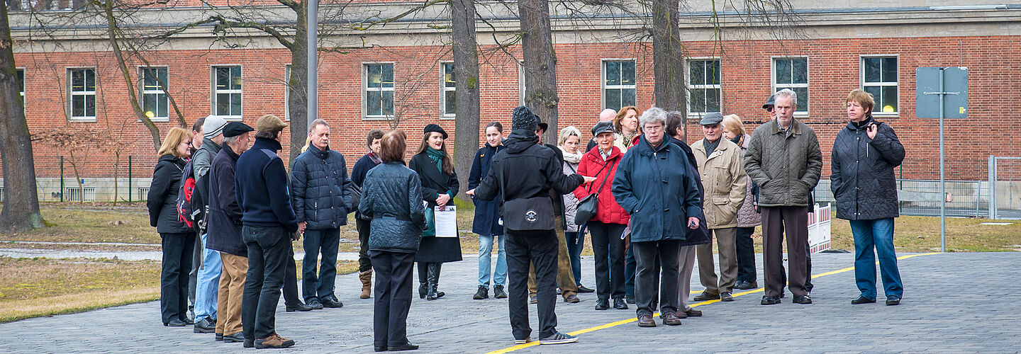 Gruppe bei einer Führung über das Gelände der Dienststelle des Bundesarchivs in der Finckensteinallee 63 in Berlin