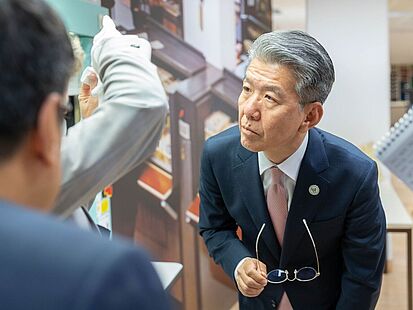 Hong Kyun Kim, Botschafter der Republik Korea in Deutschland, beim Besuch in der ehem. Stasi-Zentrale Hong Kyun Kim, Botschafter der Republik Korea in Deutschland, beim Besuch in der ehem. Stasi-Zentrale