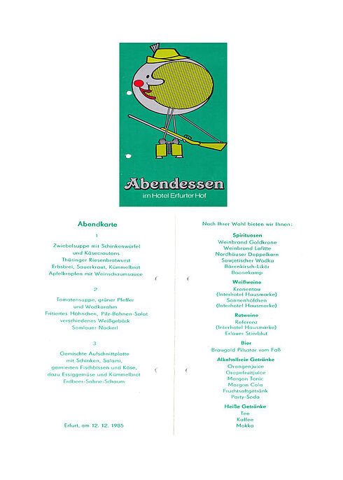 gedruckte Menükarte mit farbiger Schrift und auf der oberen Blatthälfte einer Grafik mit einem Mond, einem Fernglas, einem Jägerhut und einem Gewehr