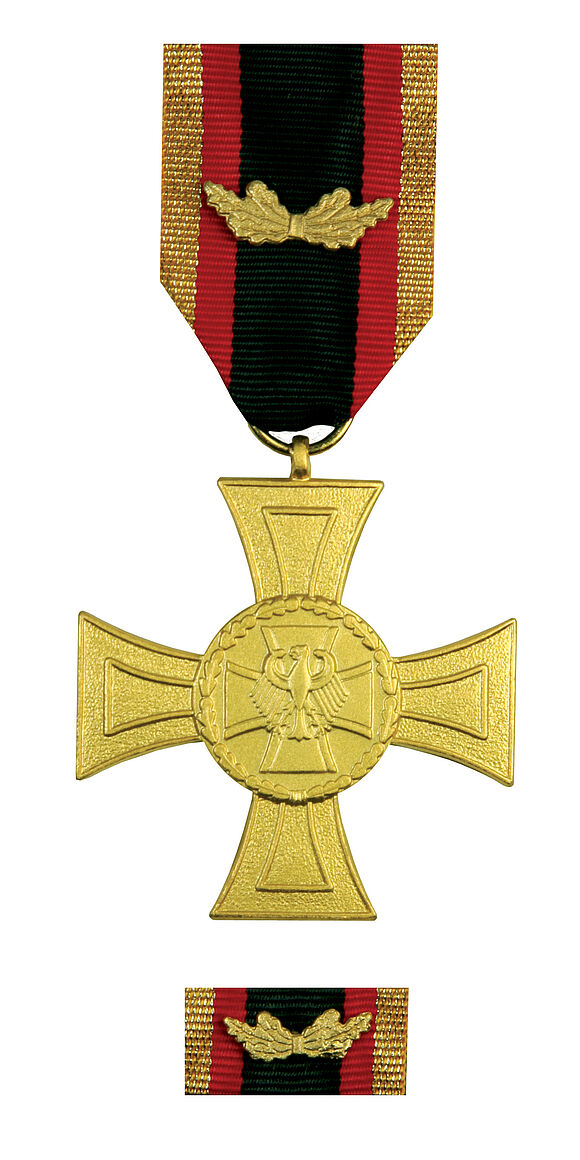 Ehrenkreuz der Bundeswehr für Tapferkeit in Gold und entsprechende Bandschnalle Nahaufnahme eines Ehrenkreuzes der Bundeswehr für Tapferkeit in Gold und entsprechende Bandschnalle