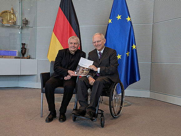 Der Bundesbeauftragte für die Stasi-Unterlagen, Roland Jahn, übergibt den 14. Tatigkeitsbericht an den Bundestagspräsidenten Dr. Wolfgang Schäuble