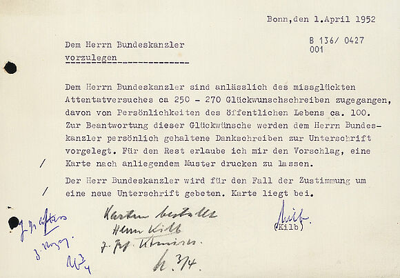 Halbe DIN-A4-Seite mit Maschinentext, handschriftlichen Vermerken am unteren Rand sowie mit durch Schwärzung anonymisierten Namen