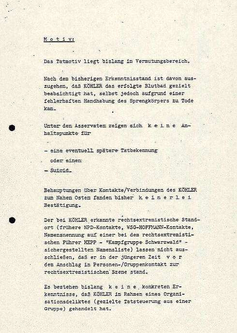 Das Dokument zeigt den Zwischenbericht der Sonderkommission zum Sprengstoffanschlag auf dem Oktoberfest 1980. Im Bericht werden die Tat, die Ermittlungen und die nächsten Schritte der Ermittlung und Öffentlichkeitsarbeit.