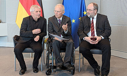 Der Bundesbeuaftragte für die Stasi-Unterlagen Roland Jahn, Bundestagspräsident Dr. Wolfgang Schäuble und der Präsident des Bundesarchivs Dr. Michael Hollmann bei der Übergabe des Konzepts zur Zukubft der Stasi-Unterlagen